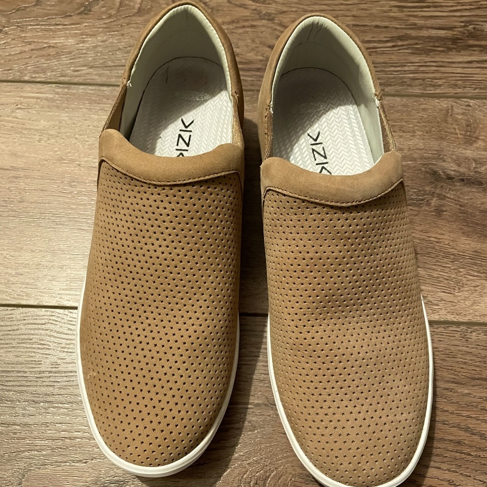 Kizik Viena Womens slip on shoe. Tan size 8M